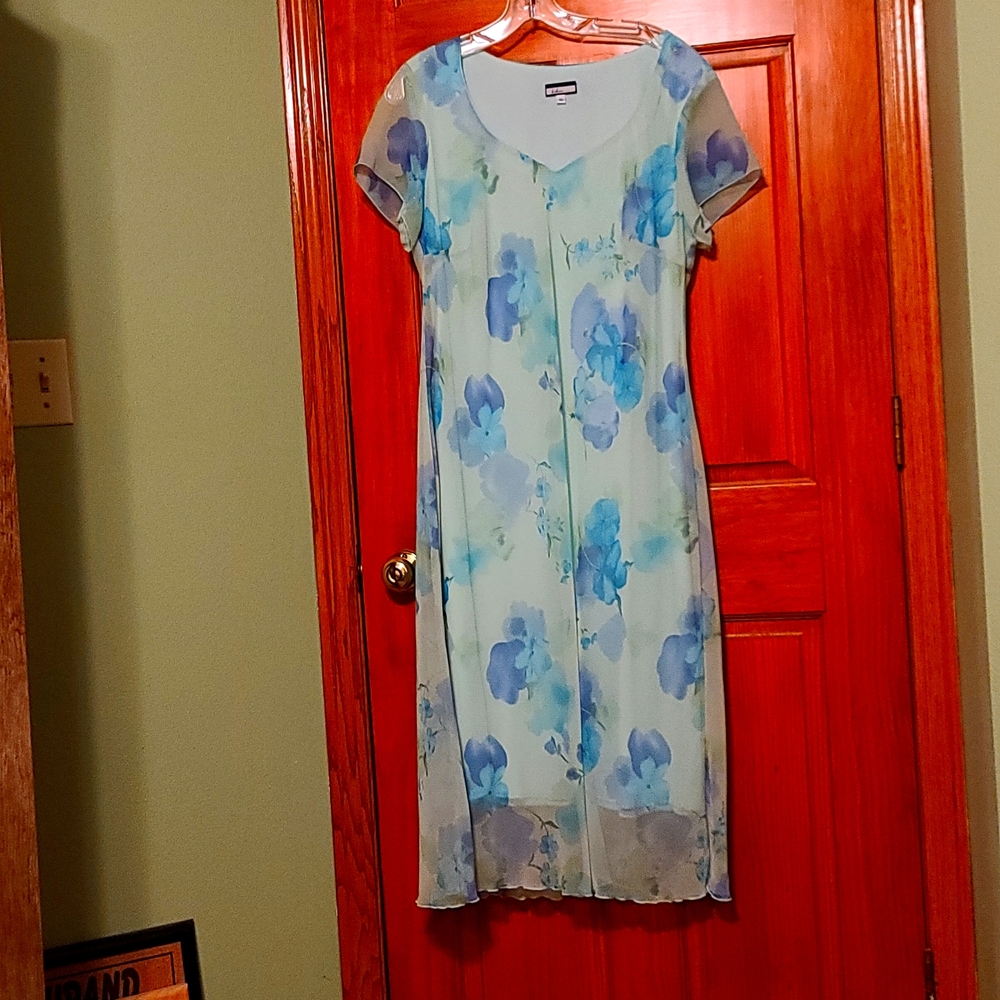 Beautiful believe.... dress.  Flowing dress that is fully lined Size 16